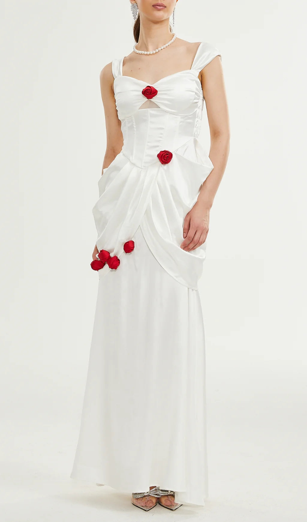 Robe de bal plissée à bretelles et motif de roses